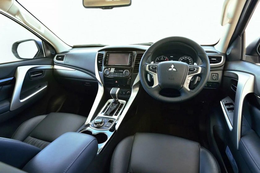 Митсубиси Паджеро спорт 2018 салон