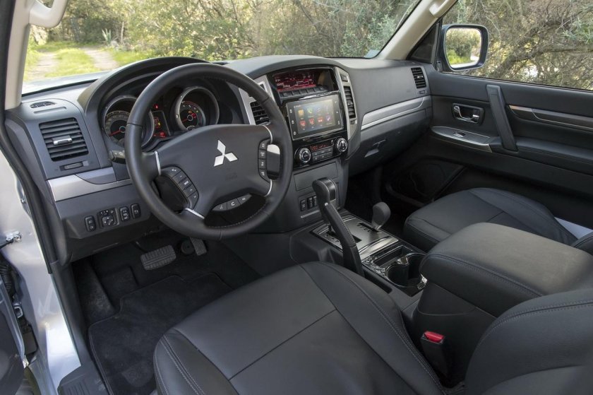 Митсубиси Паджеро 4 салон