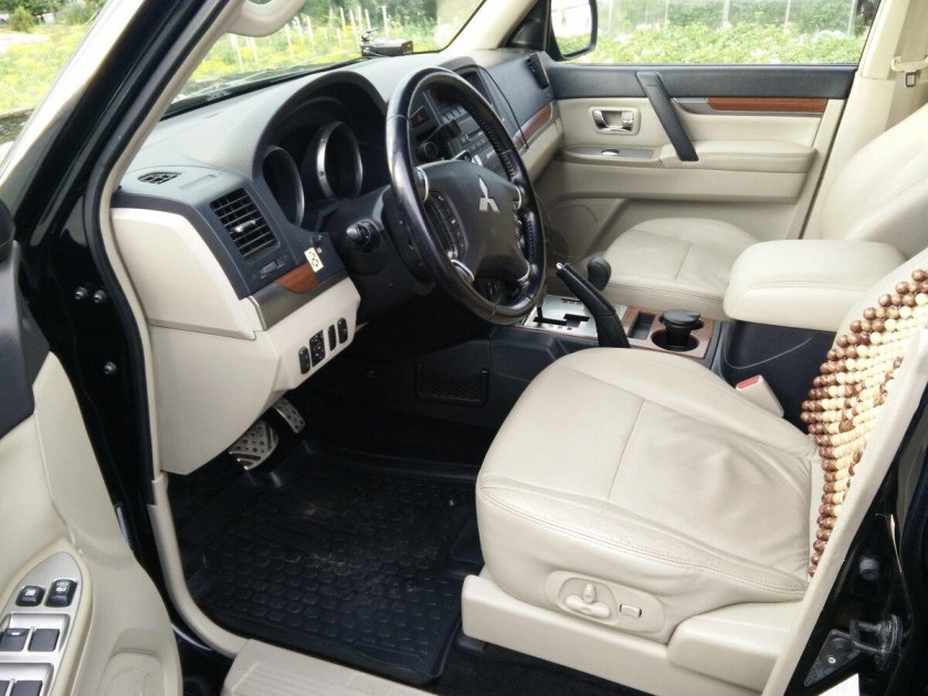 Паджеро 4 белый салон