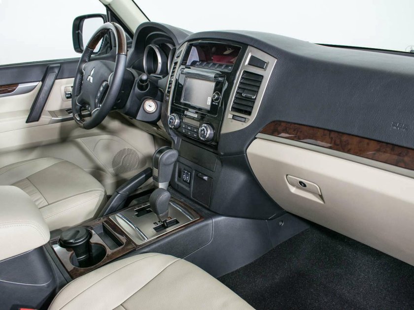 Митсубиси Паджеро 4 салон