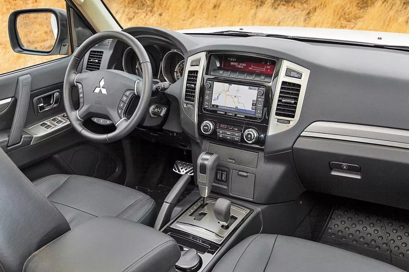 Mitsubishi pajero салон