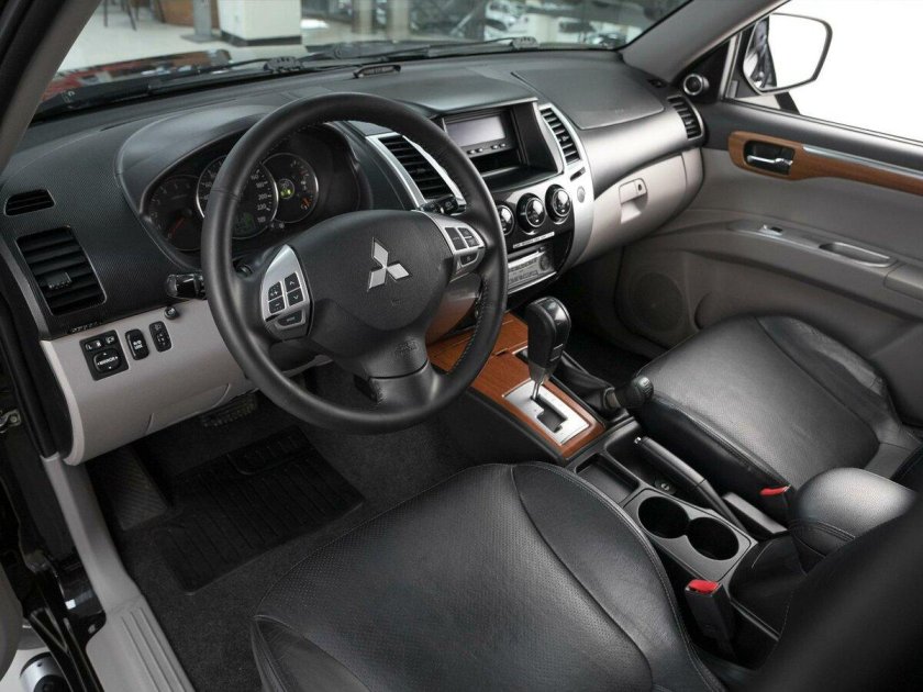Mitsubishi Pajero Sport 2 салон