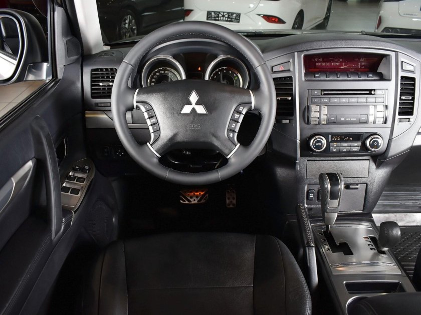 Mitsubishi pajero 4 2 рестайлинг салон