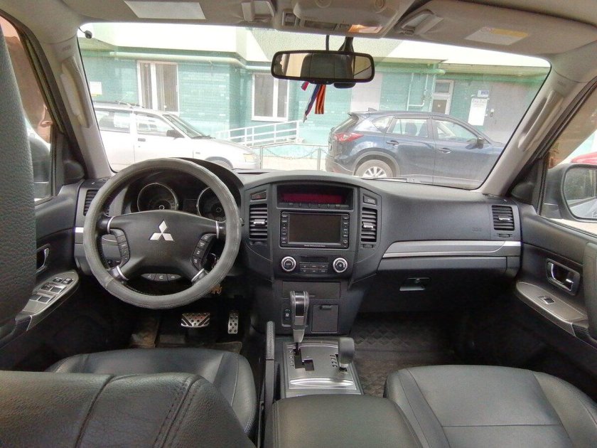 Mitsubishi Pajero 2011 салон