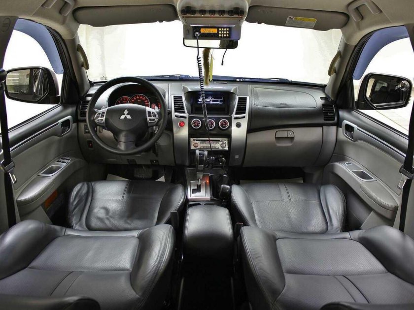 Mitsubishi Pajero Sport 2 поколение салон