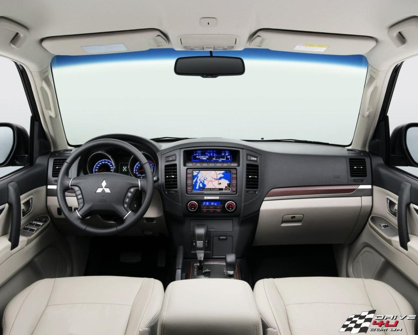 Митсубиси Паджеро 4 салон