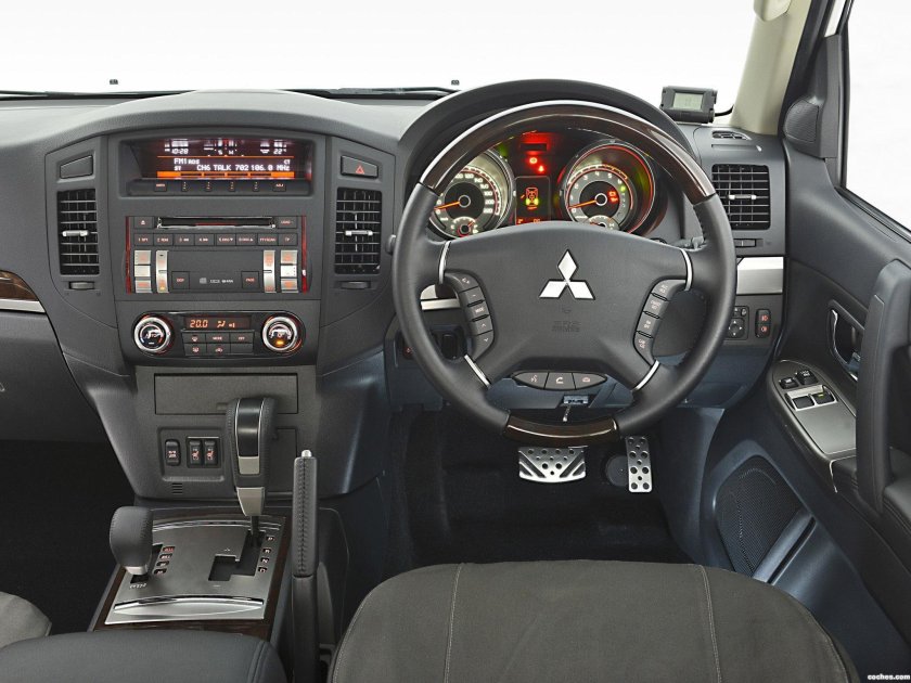 Mitsubishi Pajero 4 салон