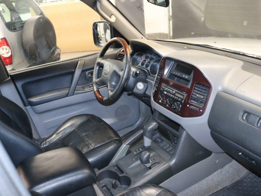 Mitsubishi Pajero 2000 салон