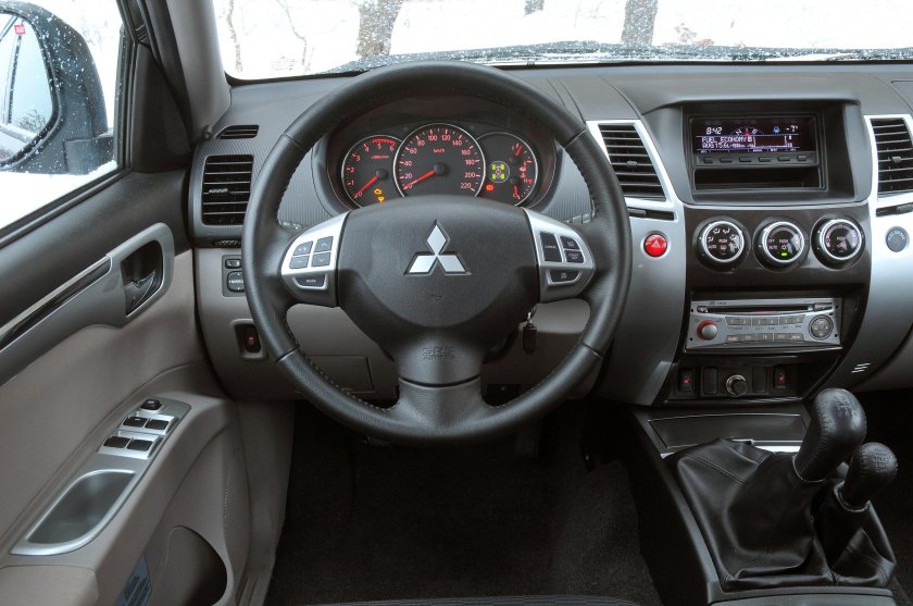 Mitsubishi Pajero Sport 2 салон