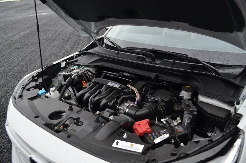 Уплотнитель под капотом на Рено аркана