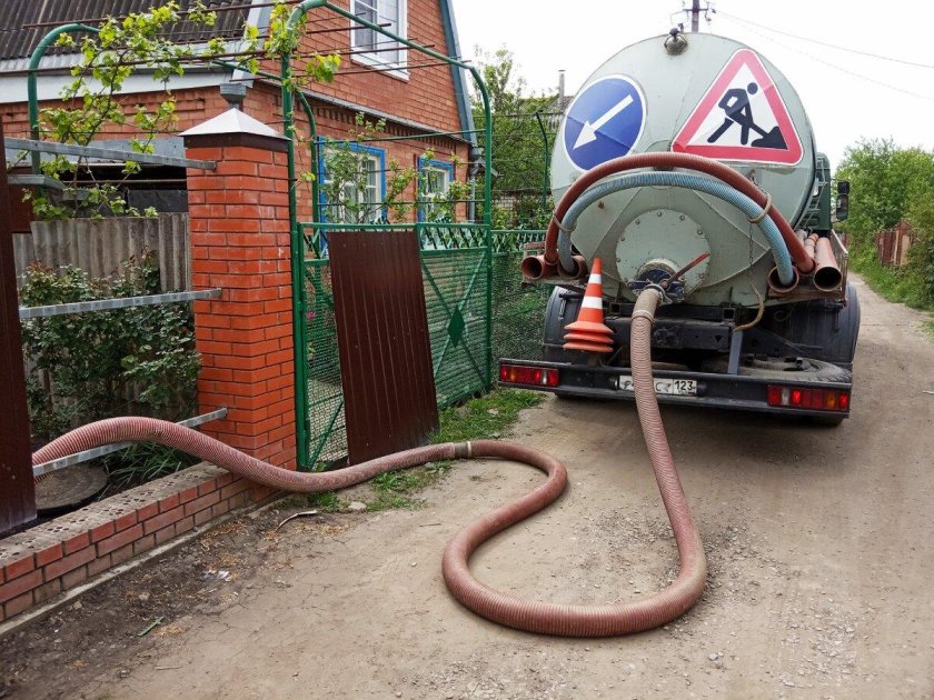 Машина для откачки канализации