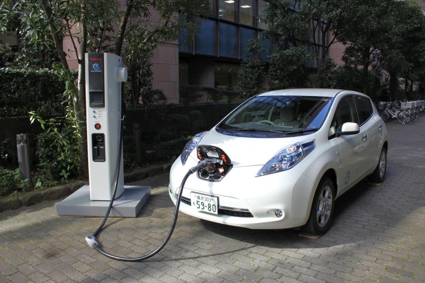 Ниссан Леаф 1 поколение