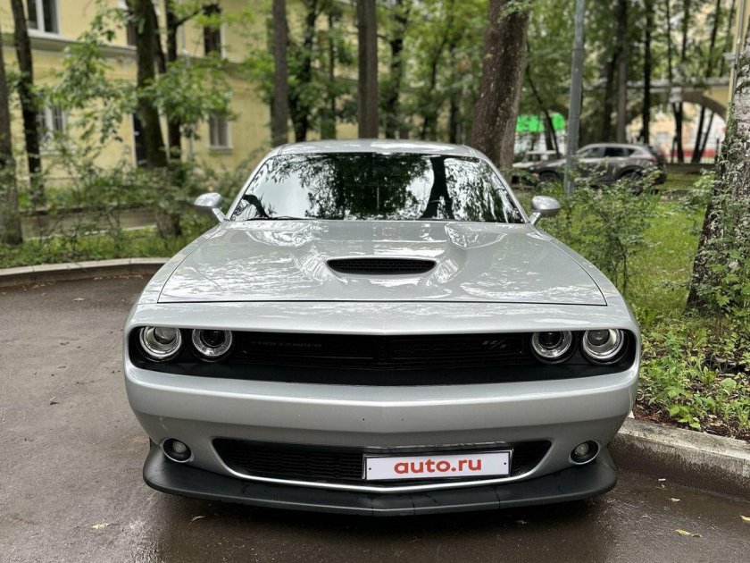 Машина dodge challenger