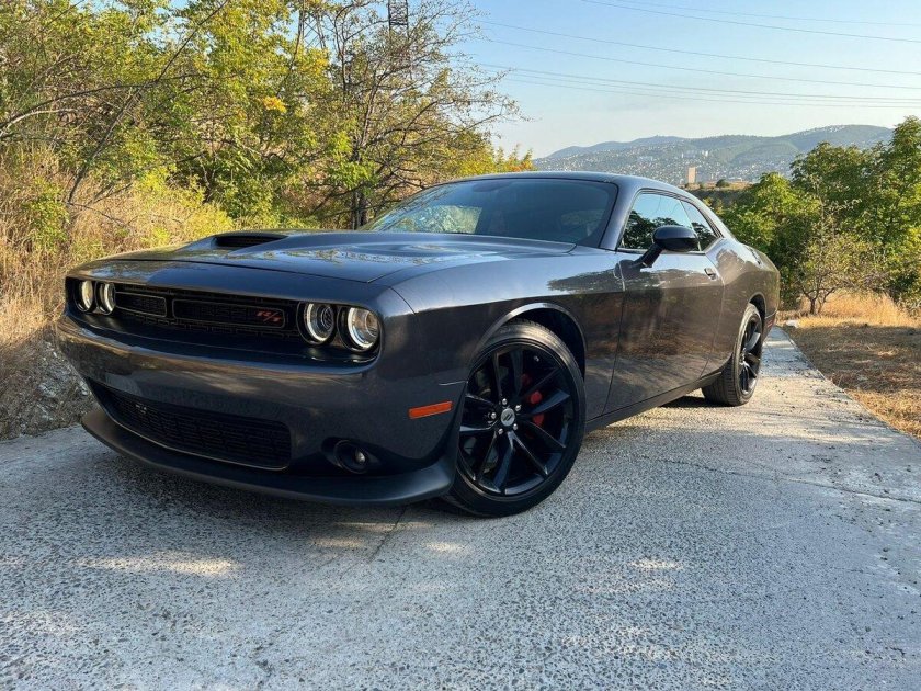 Додж серый с зелеными полосками