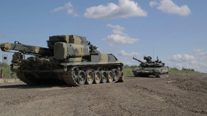 Брэм эвакуирует танк