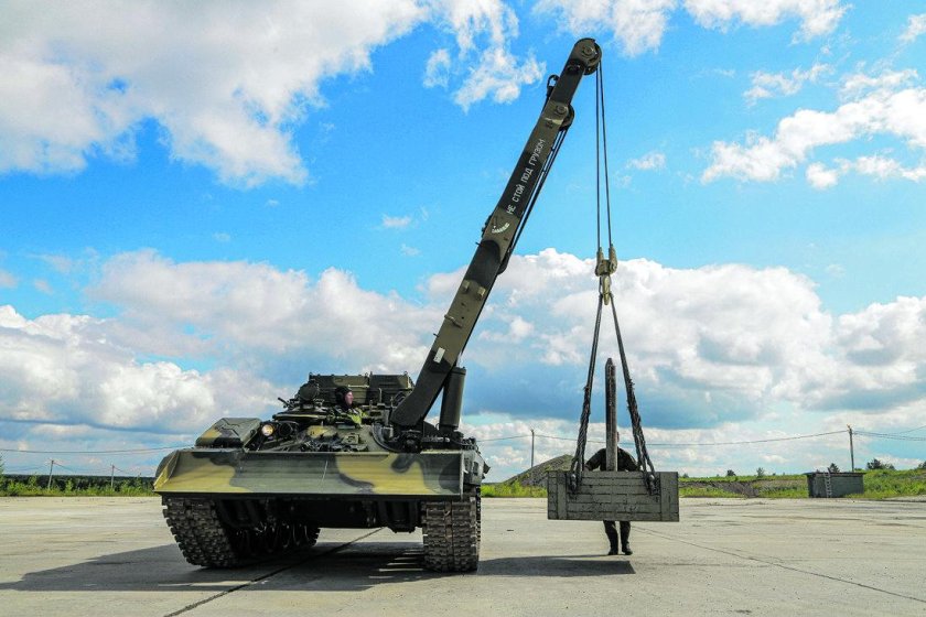 Машина для эвакуации танки