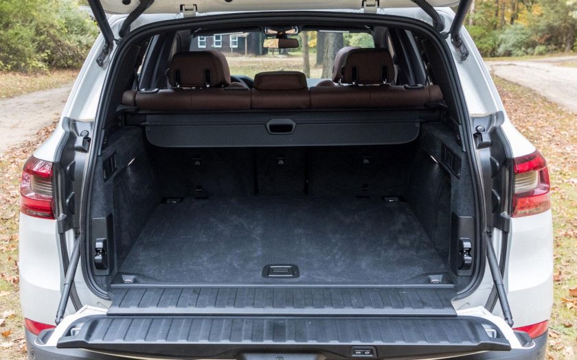 BMW x7 фото багажник с тремя рядами