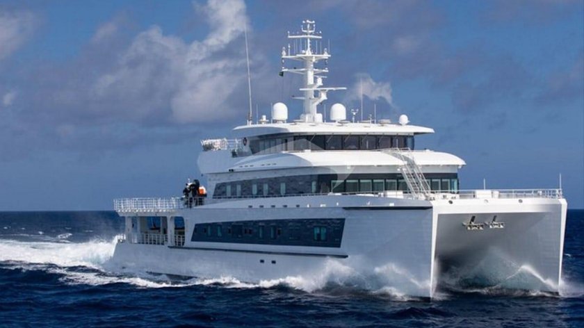 Yacht support vessel