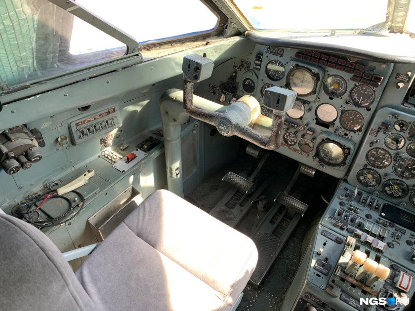 Як-40 кабина пилотов