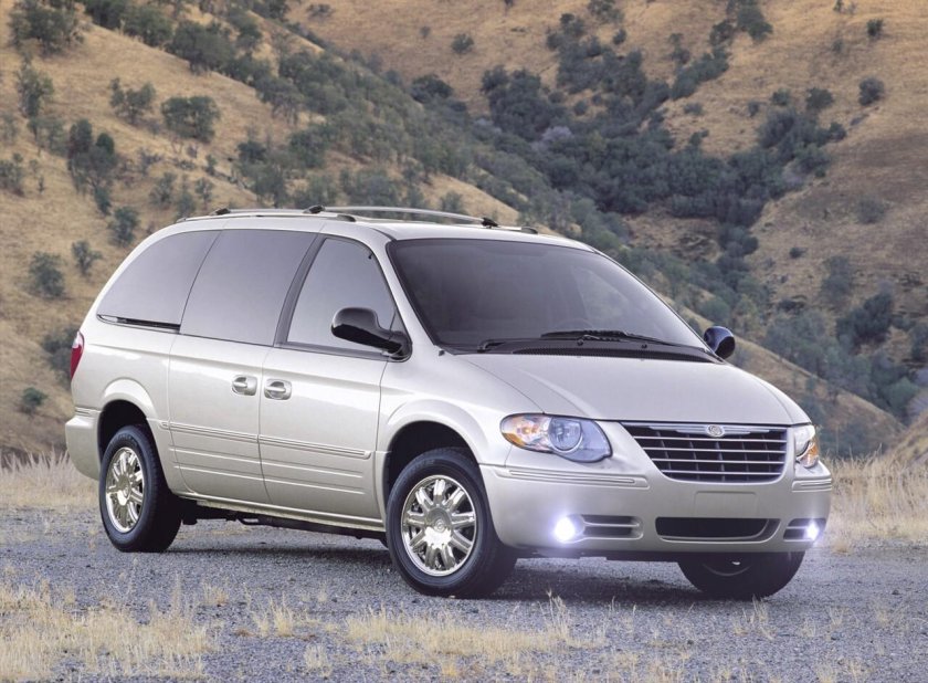 Chrysler Town &amp; Country IV Рестайлинг 2004 - 2007 минивэн