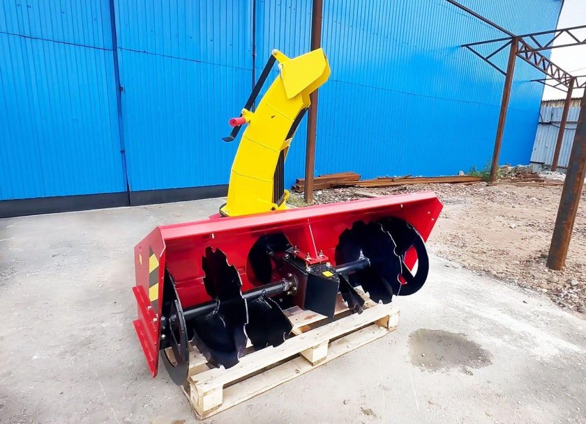 Шнековый очиститель снега