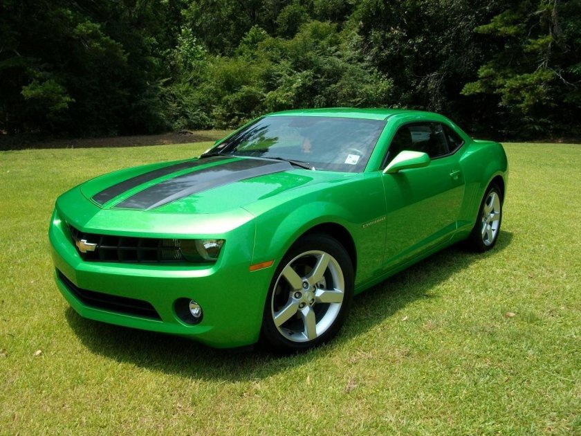Chevrolet Camaro зеленый