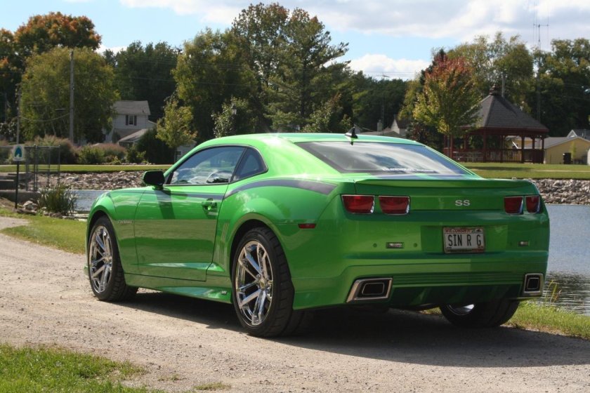 Chevrolet Camaro зеленый