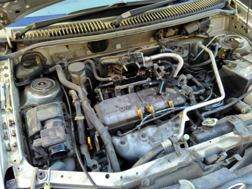 Mazda Demio 2001 под капотом