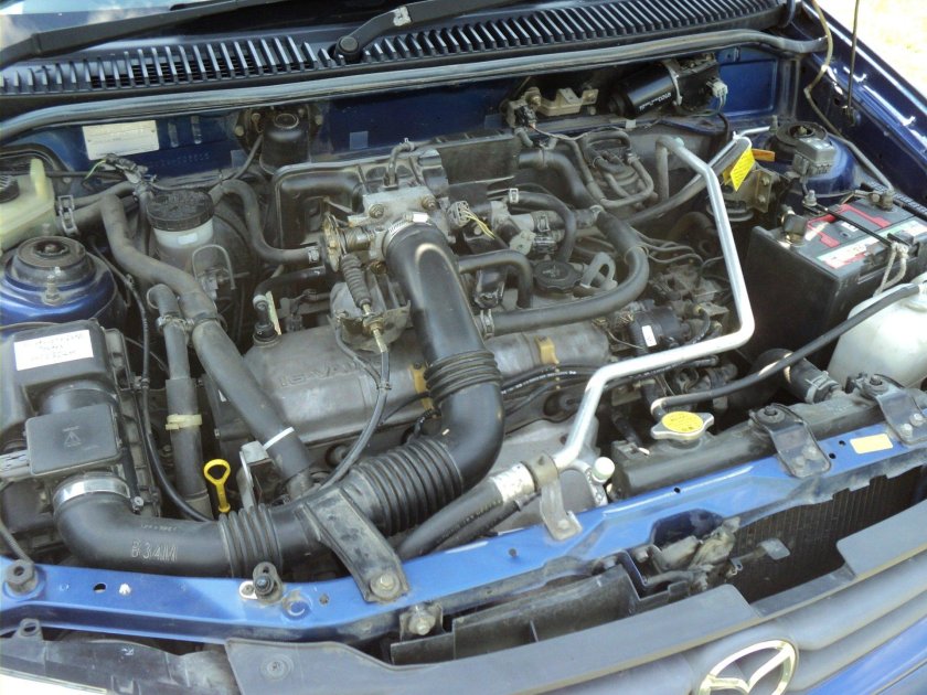 Mazda Demio 1998 моторный отсек