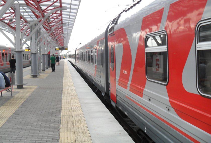 Поезд на перроне