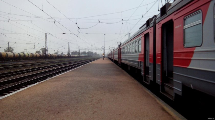 Поезд на перроне