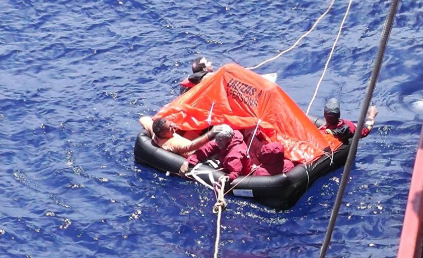 Спасательный плот шлюпка спасательный жилет