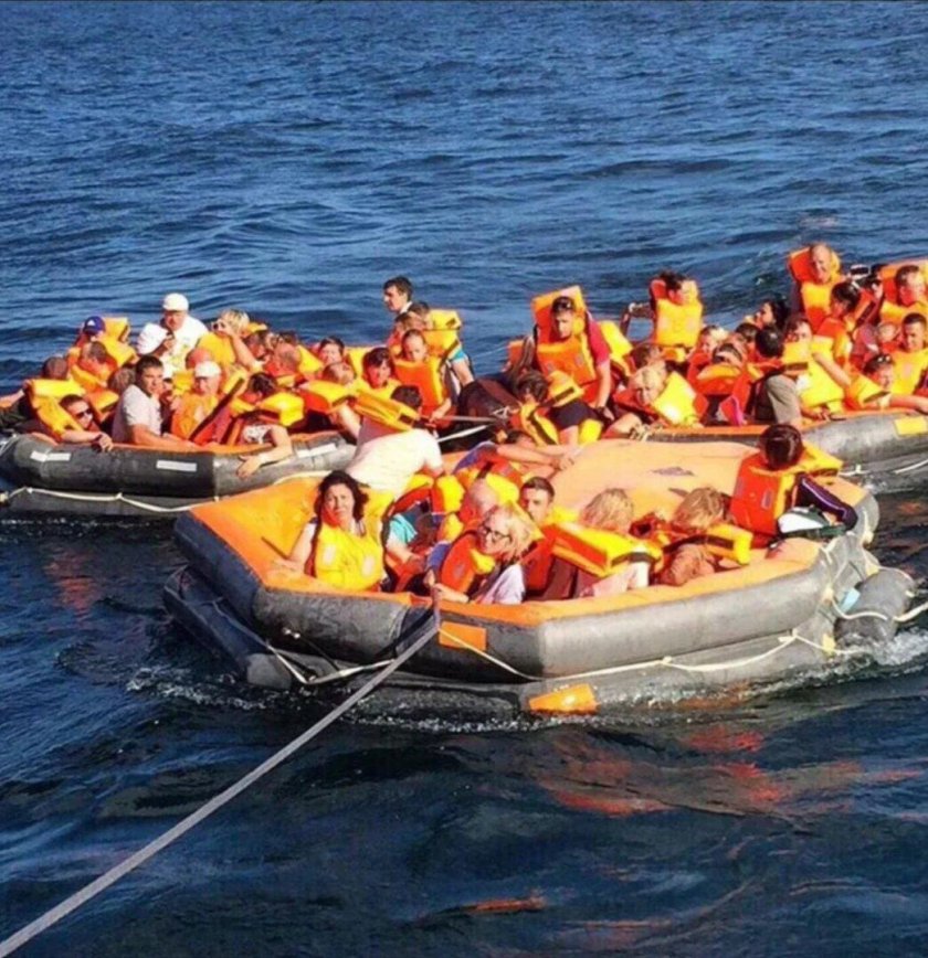 Спасательная шлюпка с людьми