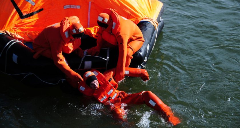 Спасательный плот шлюпка спасательный жилет