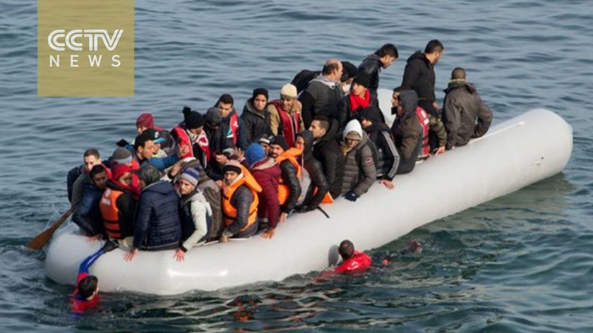 Спасательная шлюпка с людьми