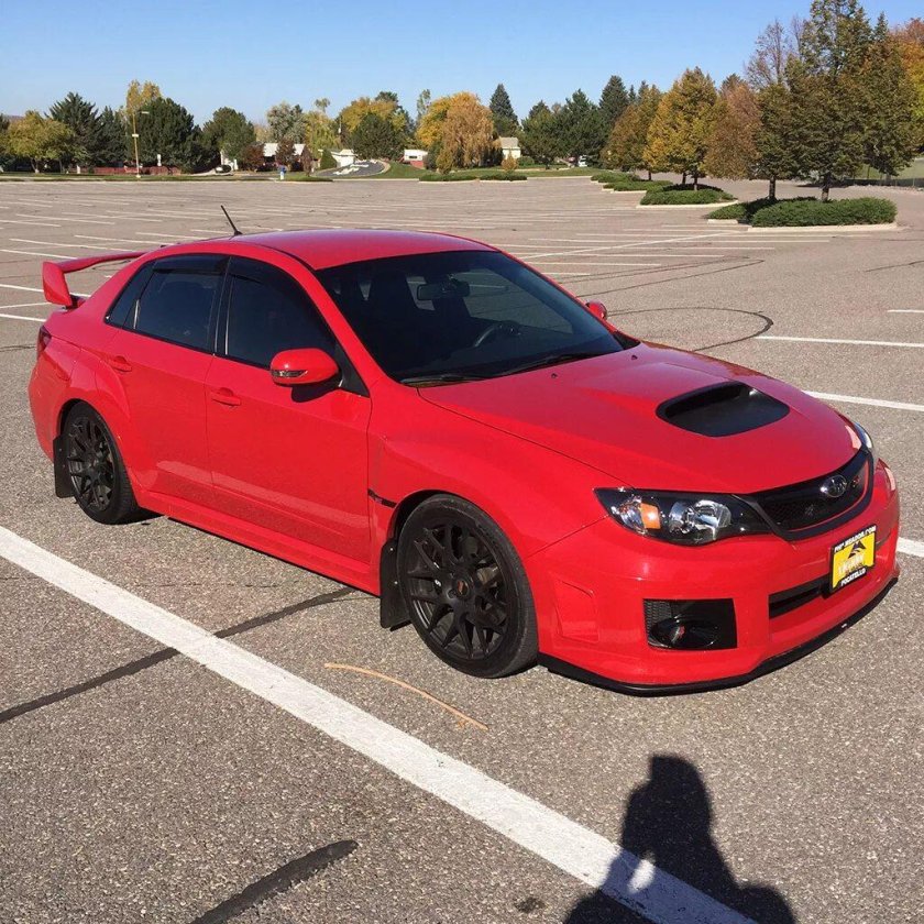 Subaru WRX STI красная