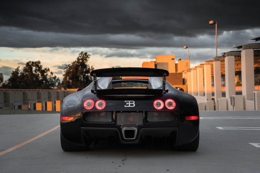 Бугатти Вирон с зади