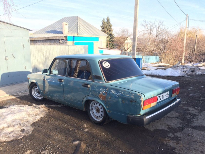 Белая ВАЗ 2107 на болотных штампах