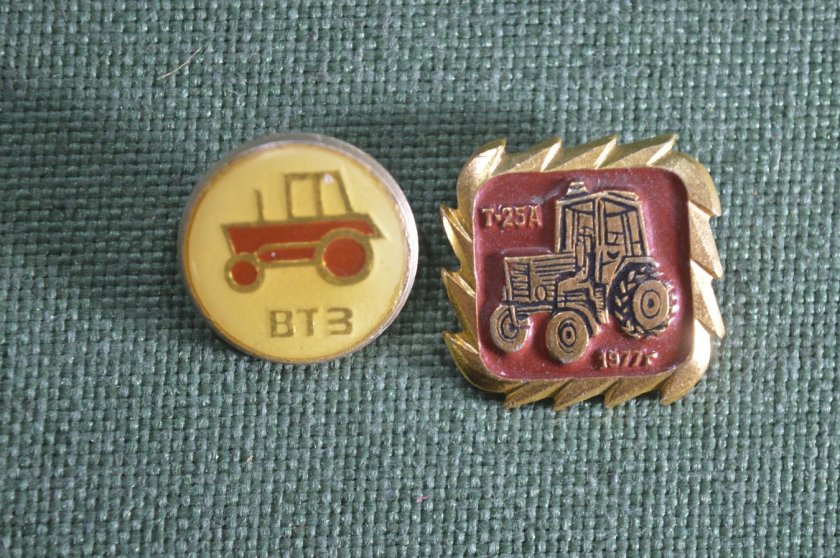 Трактор значок