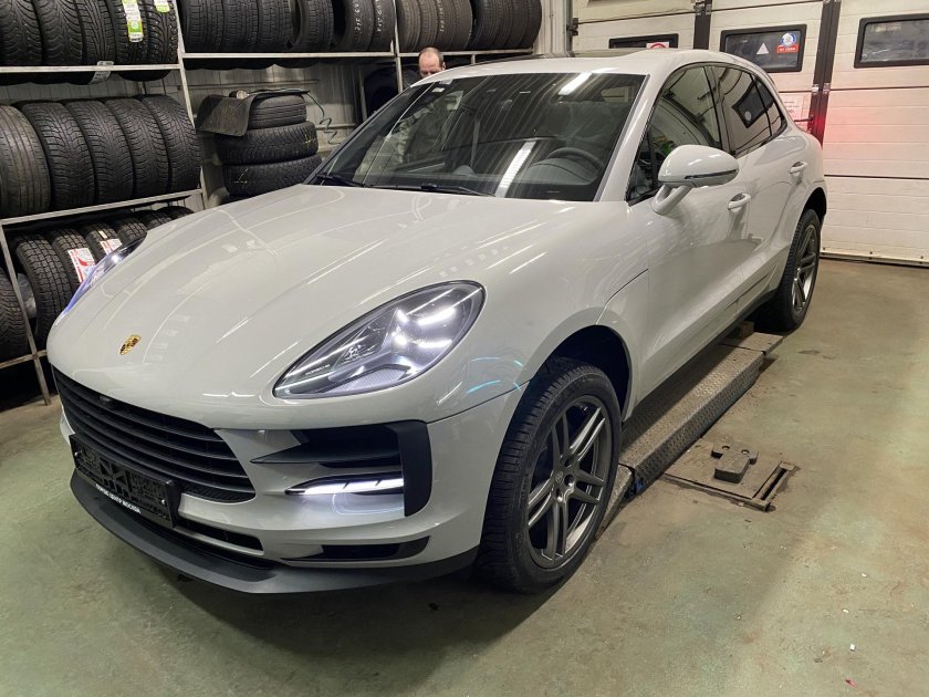 Порше Макан серый