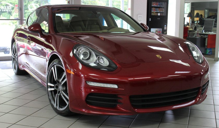 Porsche Panamera 2022 красный