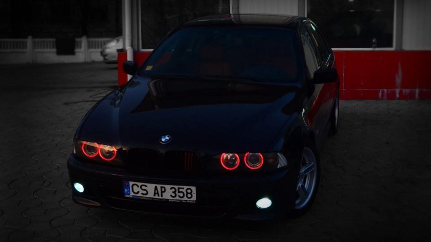 БМВ е39 черная с красными фарами