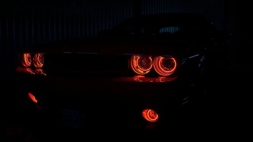 Dodge Challenger ангельские глазки