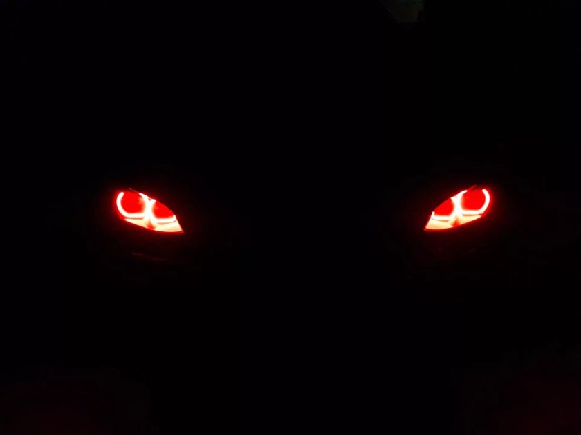 БМВ м5 с красными фарами