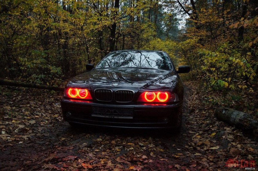 Оранжевая БМВ е39