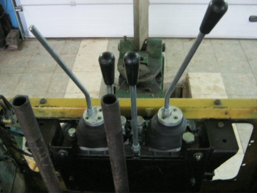 Рычаги управления экскаватора ЮМЗ ЭО-2621