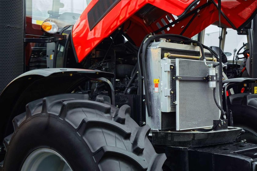 Двигатель трактора