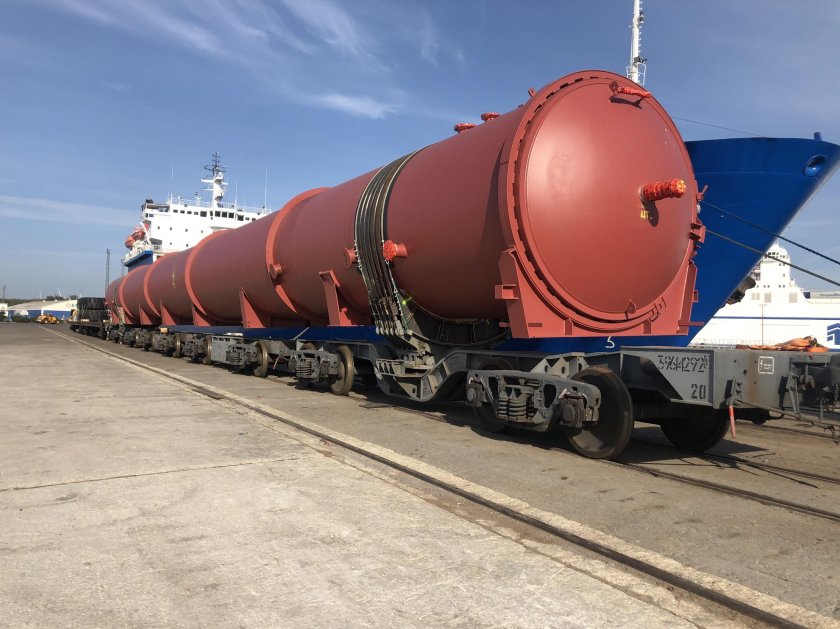 Негабаритный груз на вагоне