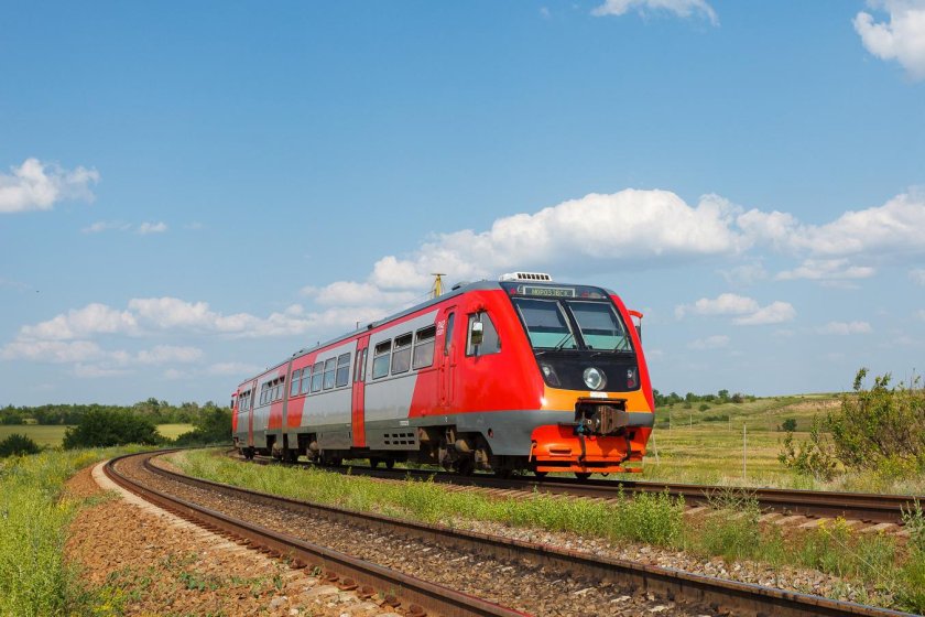 Пригородный поезд