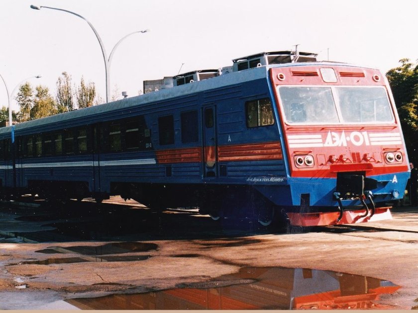 Дэл 01 дизель поезд